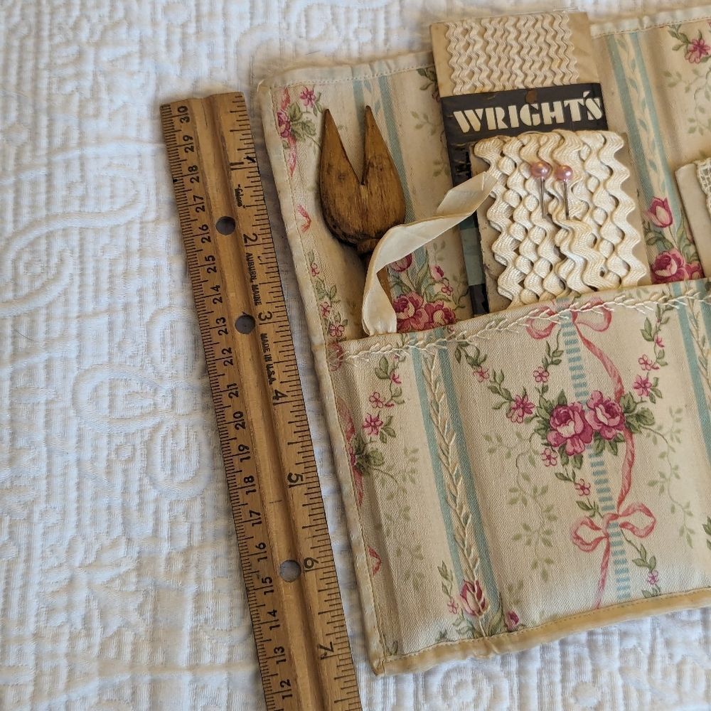 VINTAGE Sewing Kit Lace Buttons Scissors - Picture 8 of 8